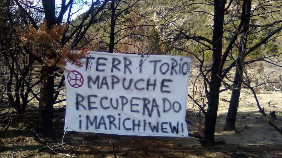 Pancarta mapuche en el paraje de Cuesta del Ternero. Fuente: (Twitter)