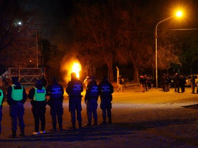 Ceramistas protestan en Ruta 7 y denuncian operativo policial para impedir cortes frente a las fábricas