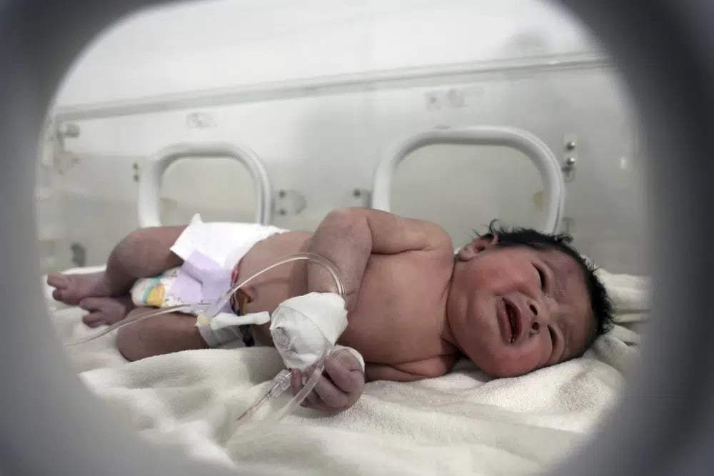 La bebé que nació en medio de las ruinas tras el sismo reciente en Siria, en el Hospital Pediátrico del pueblo de Afrin, en la provincia de Alepo en Siria, el 7 de febrero de 2023