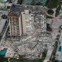 Un muerto y 99 desaparecidos tras derrumbe de edificio en Miami