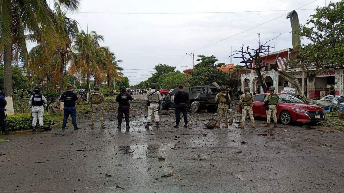 Personal de seguridad llegó a la zona donde estalló el coche bomba