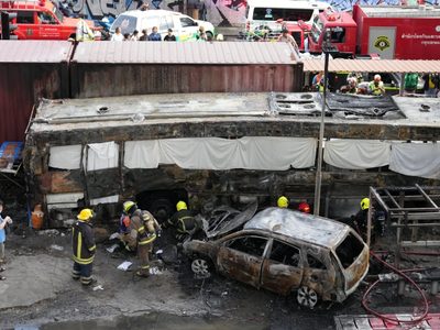 Tren choca contra autobús en cruce ferroviario de Bangkok; hay al menos 8 muertos