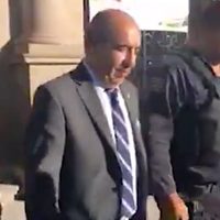 A huevazos, integrantes de la CNTE despiden al secretario de Educación de Michoacán (Video)