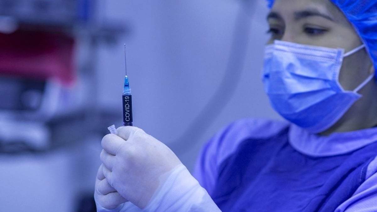 Enfermera alista una vacuna contra el coronavirus. Fuente: (Twitter)