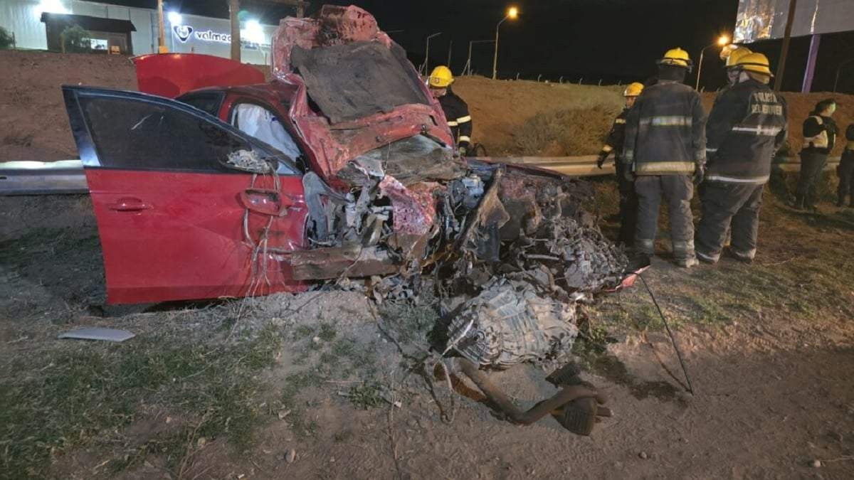 El Audi A4 quedó destrozado y su conductor murió de manera inmediata. Fuente: (Centenario Digital)