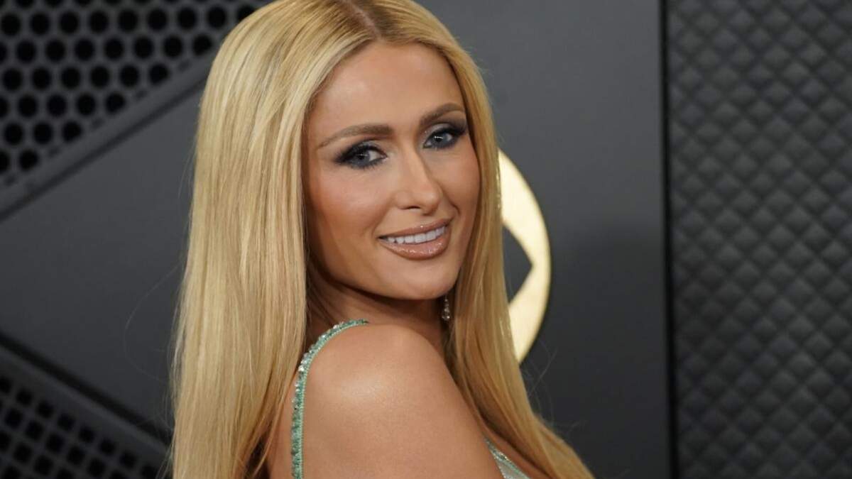 Paris Hilton llega a la 66ª entrega anual de los premios Grammy en Los Ángeles el 4 de febrero de 2024
