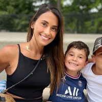 Antonela Roccuzzo viajó a París para decorar su casa con motivos navideños
