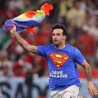 Esta sanción impusieron al aficionado que protestó en la cancha contra la discriminación en Qatar