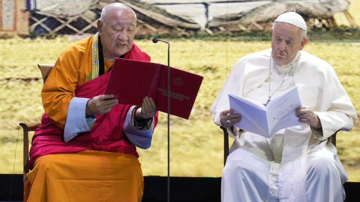 Gabju Demberel Choijamts, izquierda, abad del monasterio budista Gandantegchinlen enUlán Bator, se dirige al papa Francisco durante una reunión con líderes religiosos en el Teatro Hun, del complejo Sky Resort¿