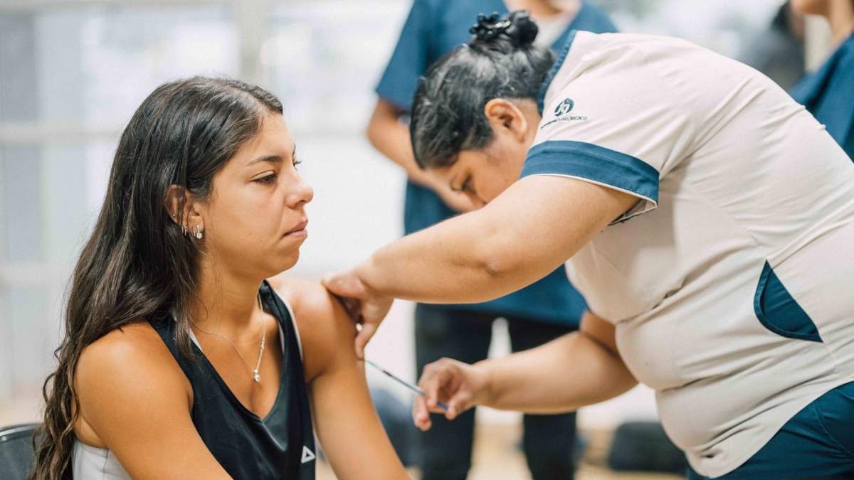 Con la vacuna se busca evitar que el dengue se propague este verano. Fuente: (X)