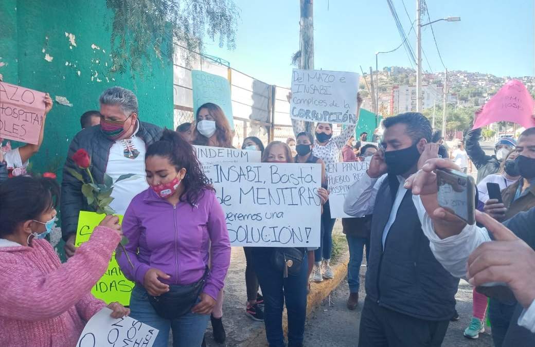 Vecinos de Tlalnepantla protestan afuera del hospital "Caracoles"