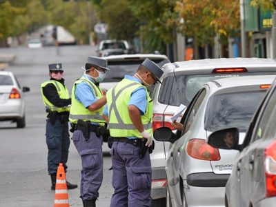 Detuvieron a más de 20 personas por no cumplir las restricciones en Neuquén