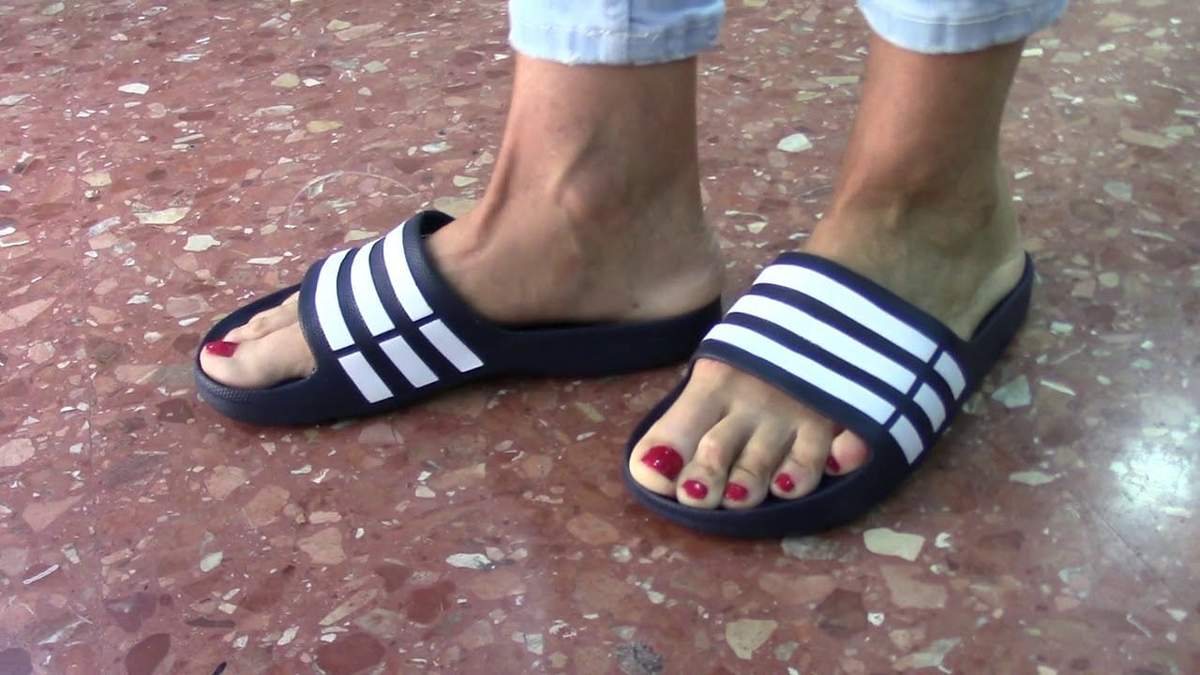 Cómo reciclar tus chanclas viejas en pantuflas. Fuente: (X)