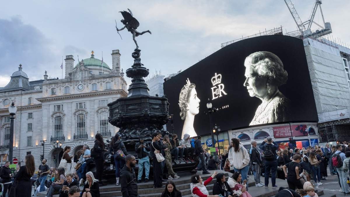 Homenaje a la reina Isabel II en Piccadilly Circus, en Londres