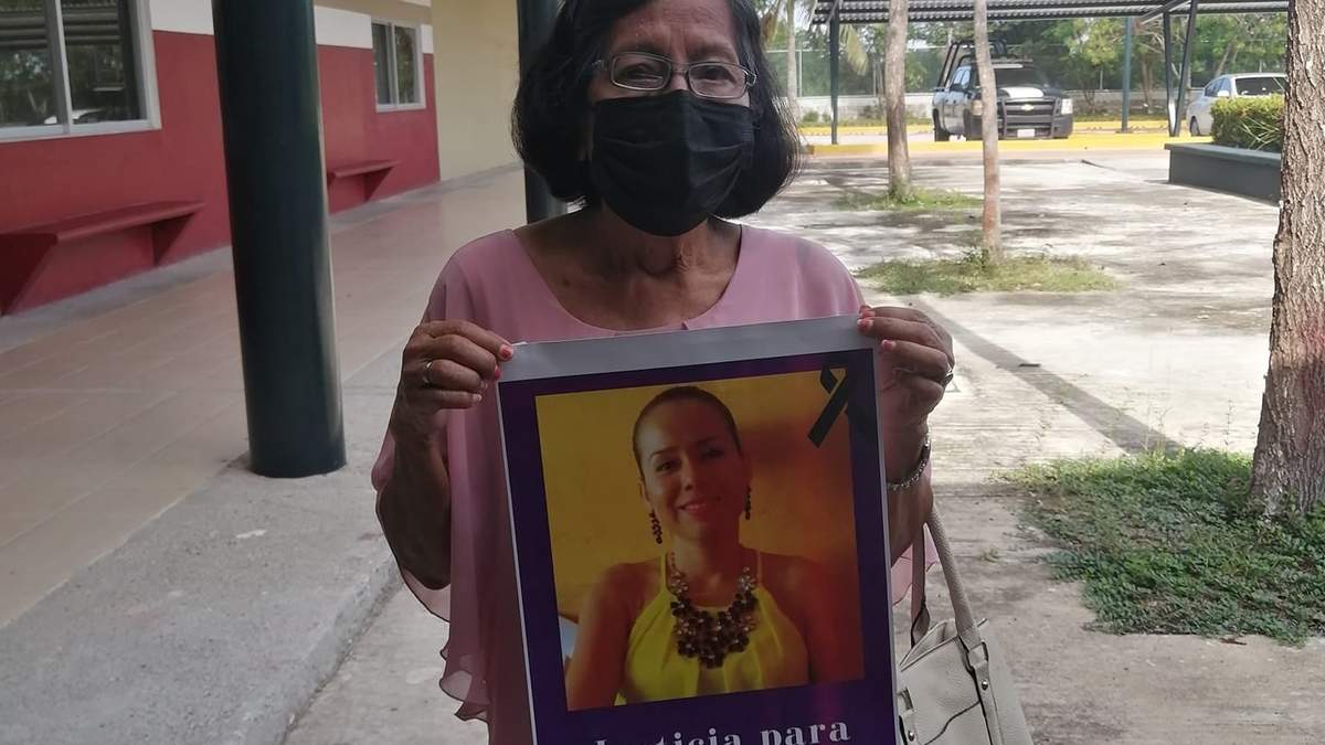 La madre de Nancy Jaqueline Arias, sosteniendo una fotografía de su hija asesinada