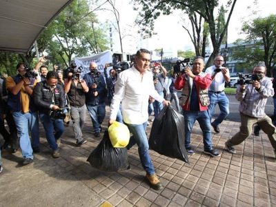 Alcalde de Tlajomulco arroja toneladas de basura a empresa recolectora, para exigir buen servicio