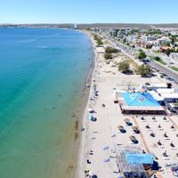 Playas, sol y esencia patagónica: cómo se vive el verano 2026 en el destino costero más famoso del sur