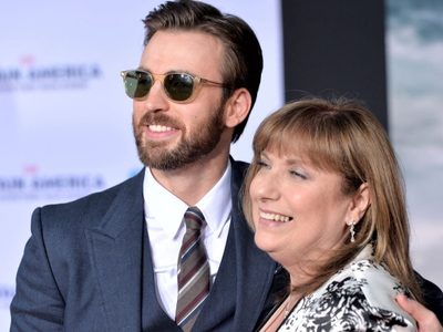 ¡Te enternece! Chris Evans vuelve a su infancia con estas postales por el "Día de la Madre"