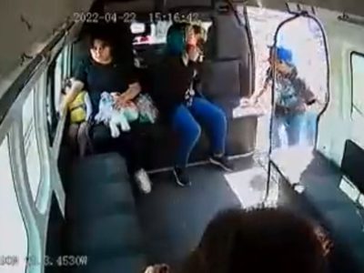 Asaltan combi en Ecatepec y estudiante rompe en llanto por el robo de su tarea (Video)