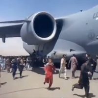 En su desesperación, afganos trepan a las ruedas de un avión en Kabul y dos caen al vacío (Video)