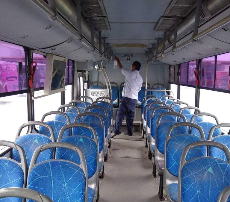 Labores de limpieza al interior de las unidades