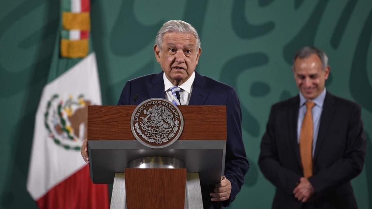 El presidente en su conferencia matutina, atrás de él, el subsecretario de Salud, Hugo López-Gatell