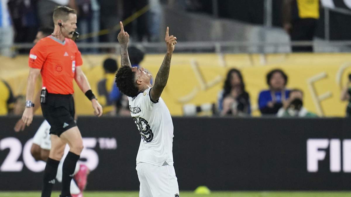 Igor Jesús, del Botafogo, festeja la victoria sobre el París Saint-Germain
