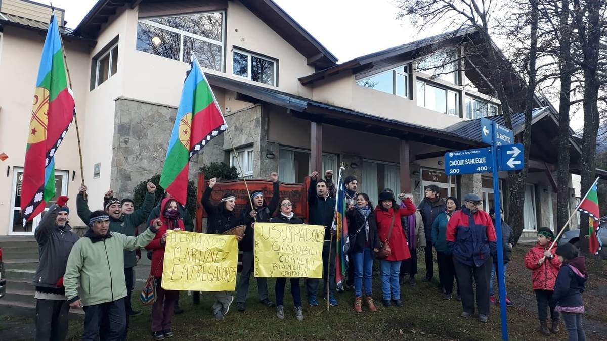 Protesta mapuche en Villa La Angostura. Fuente: (Facebook)