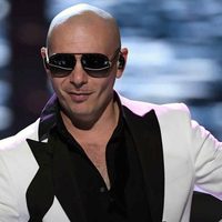 "Metí la pata" Pitbull pidió disculpas por un polémico comentario que hizo ¡en pleno concierto!
