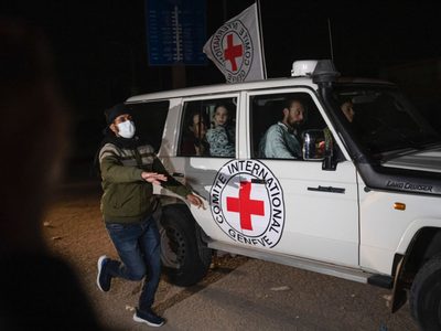 Al menos 27 palestinos asesinados cerca del centro de distribución de ayuda en Gaza, según médicos