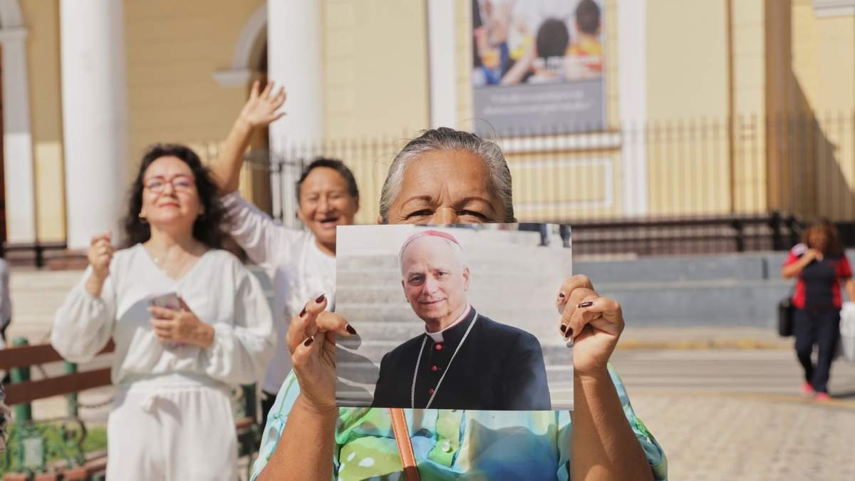 Fieles sostienen una foto de Robert Prevost frente a la Catedral de Chiclayo, Perú, donde se desempeñó como obispo durante varios años