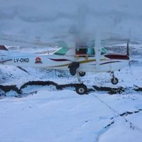 Desde un avión, arrojan provisiones para personas aisladas por la nieve. Mirá el video