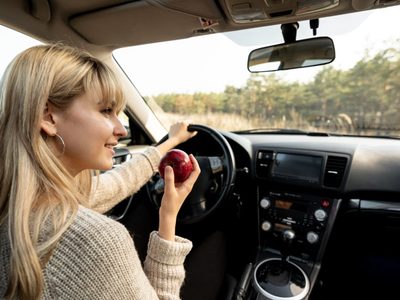 Sin gastar de más: el sencillo y efectivo truco viral para que el interior de tu auto huela siempre bien