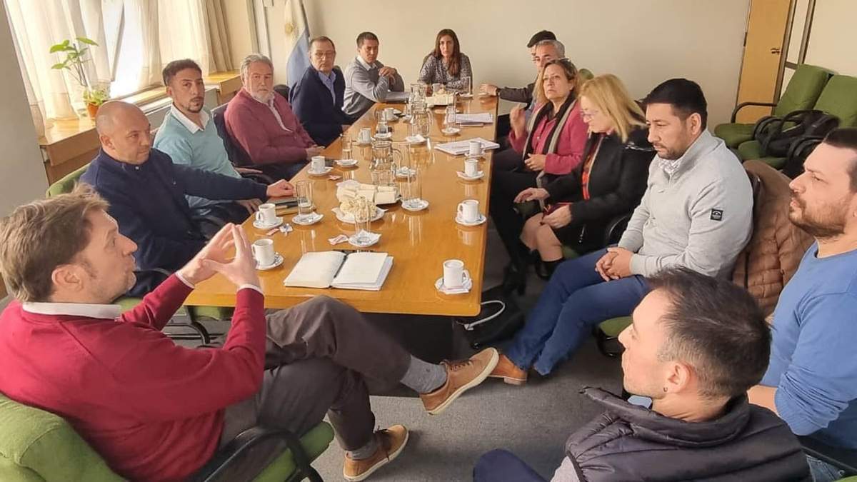 Ministro, López Raggi, con referentes de la Cámara de Comercio. Fuente: (Gobierno de Neuquén)