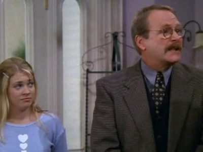 Falleció Martin Mull, actor que interpretó al director Kraft en “Sabrina, la bruja adolescente”