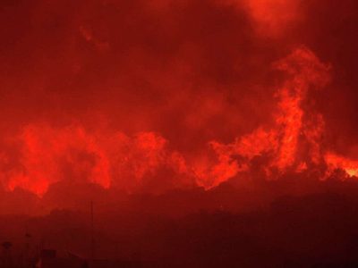 Ordenan evacuaciones antes grandes incendios descontrolados en Grecia y la isla española de Tenerife