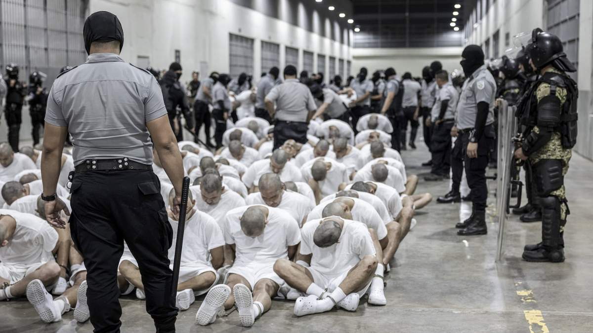 Guardias penitenciarios trasladan a presuntos pandilleros venezolanos, deportados de EU