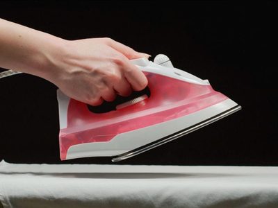 No lo vas a creer: el truco para planchar la ropa en pocos minutos que las tintorerías no quieren que sepas