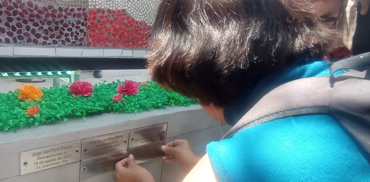 En el sitio de memoria, familiares de personas desaparecidas en la guerra sucia colocaron placas con nombres