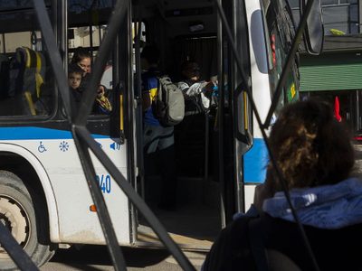 Servicios en Neuquén por el feriado del 25 de mayo: qué funciona y qué cambia
