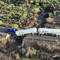 Pipa de gas queda colgada tras colapso de carretera en Mulegé, Baja California Sur