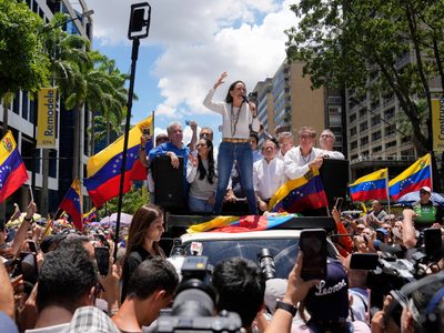 Ante miles de manifestantes, María Corina Machado denuncia el “robo” electoral de Maduro