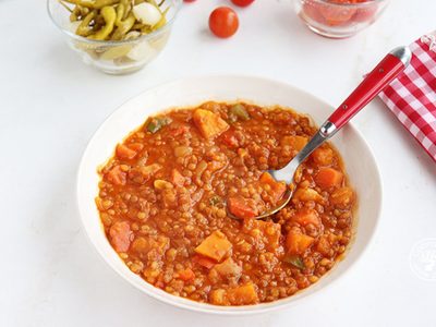 Esta receta de lentejas con zanahoria, papas y tomate es fácil, nutritiva y el mejor plato para combatir el frío