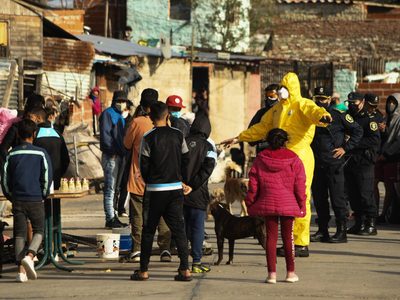 Villa Azul: el Gobierno bonaerense repartió alimentos y agua potable