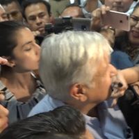 AMLO recurre al "soy dueño de mi silencio" ante tumulto y bombardeo de la prensa en Mexicali
