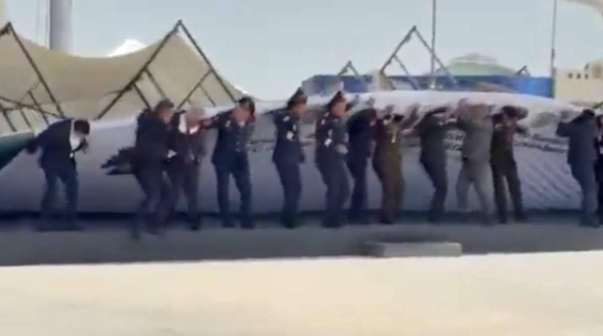 El momento en el que cae la escenografía