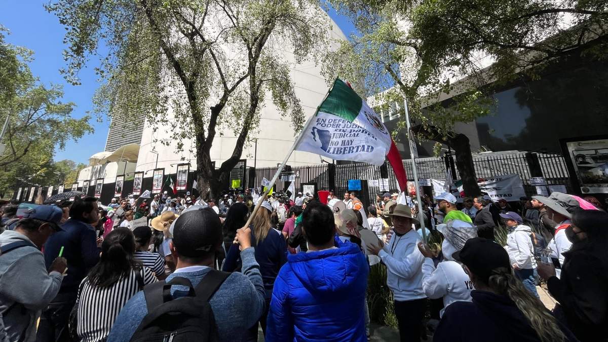 Protesta de trabajadores del Poder Judicial afuera del Senado el sábado
