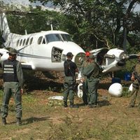 Detienen en Venezuela a tres mexicanos tras hallazgo de aeronave usada para tráfico de drogas