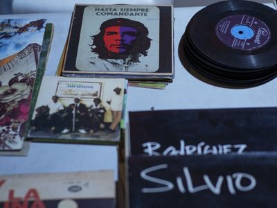 Discos de vinilo vuelven a sonar en festival en Cuba