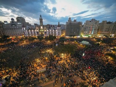 Miles protestan contra el presidente de Valencia por la mala respuesta a las inundaciones